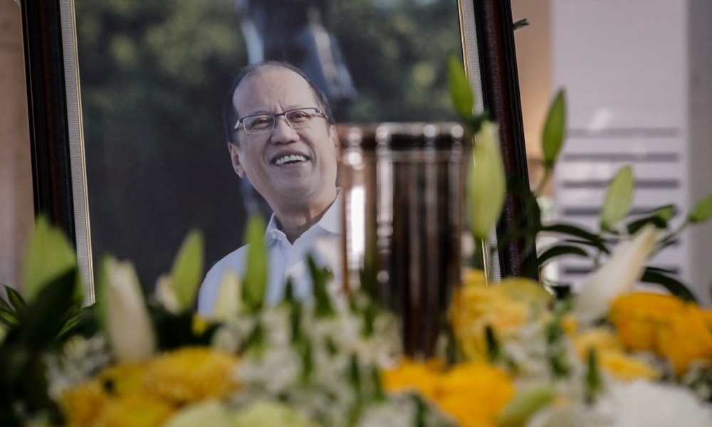 Di ảnh cựu tổng thống Philippines Benigno Aquino tại nhà thờ Gesu, Đại học Ateneo de Manila, Manila hôm 25/6. Ảnh: AFP.