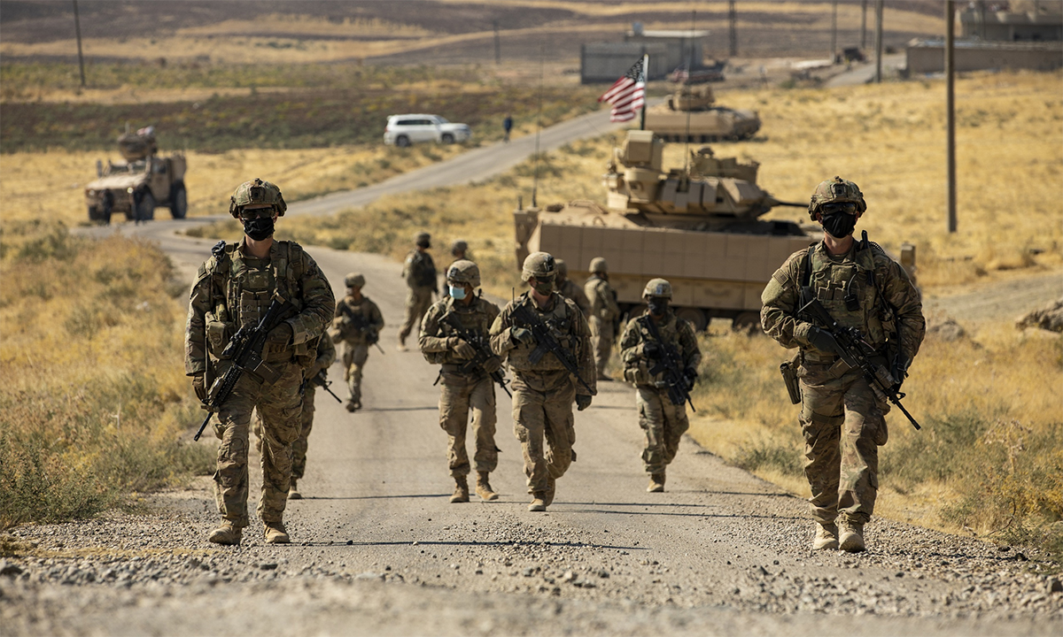 Binh sĩ Mỹ tuần tra bảo vệ một mỏ dầu ở miền đông Syria tháng 11/2020. Ảnh: US Army.