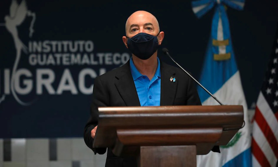 Bộ trưởng An ninh Nội địa Mỹ Alejandro Mayorkas phát biểu trong một sự kiện tại Guatemala hôm 7/7. Ảnh: Reuters.