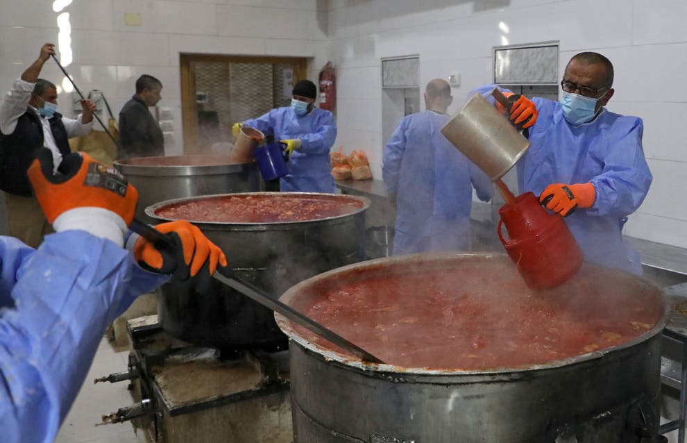 Các đầu bếp và nhân viên chuẩn bị những nồi súp khổng lồ tại Hebron hôm 15/4. Ảnh: AFP.