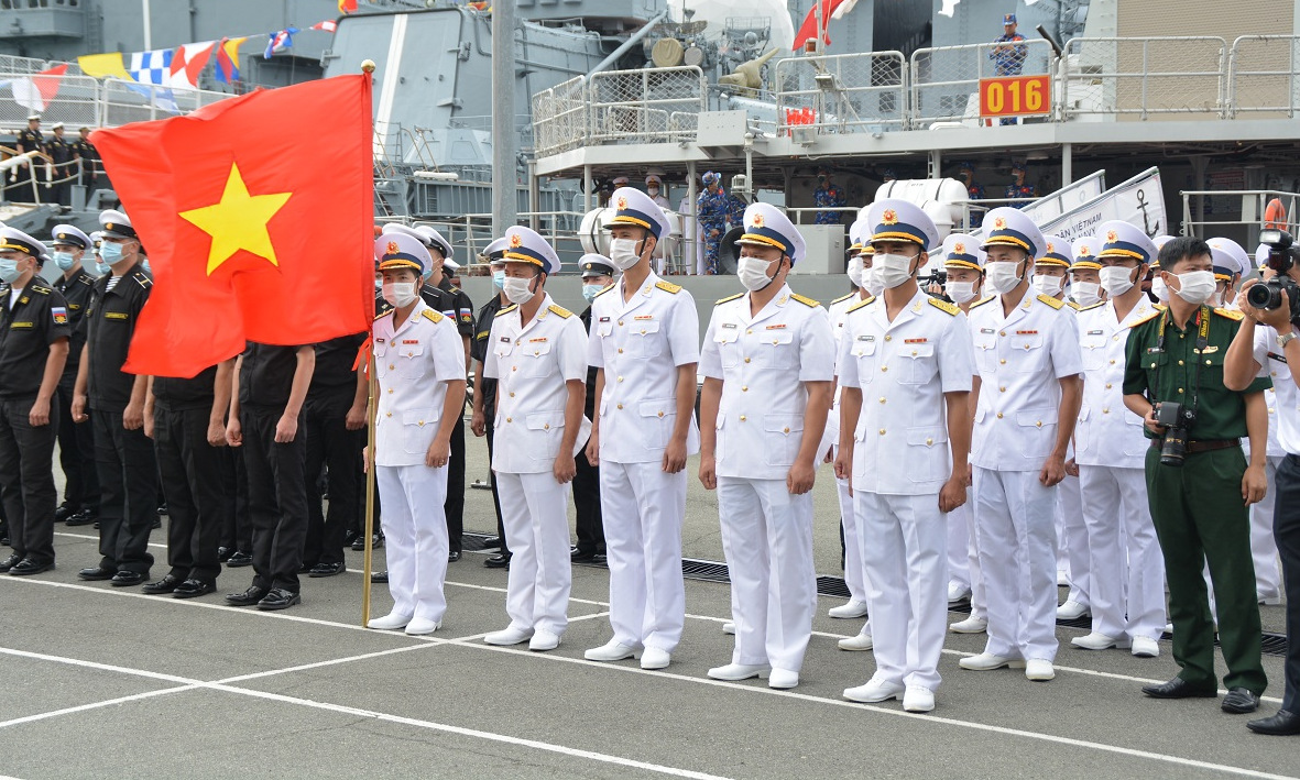 Kíp tàu Việt Nam trong lễ khai mạc Cúp biển ở Vladivostok, Nga, hôm 22/8. Ảnh: Bộ Quốc phòng Nga.