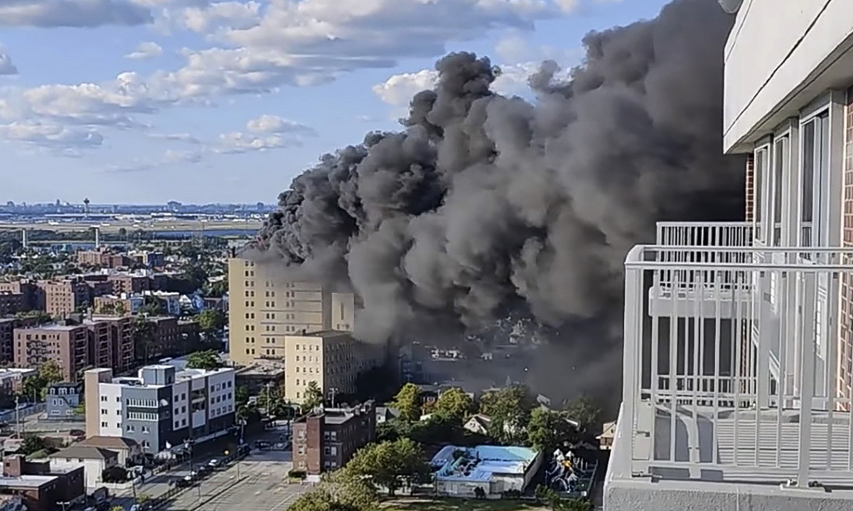 Cột khói bốc lên từ đám cháy bệnh viện St. John ở thành phố New York chiều 10/9. Ảnh: AP.